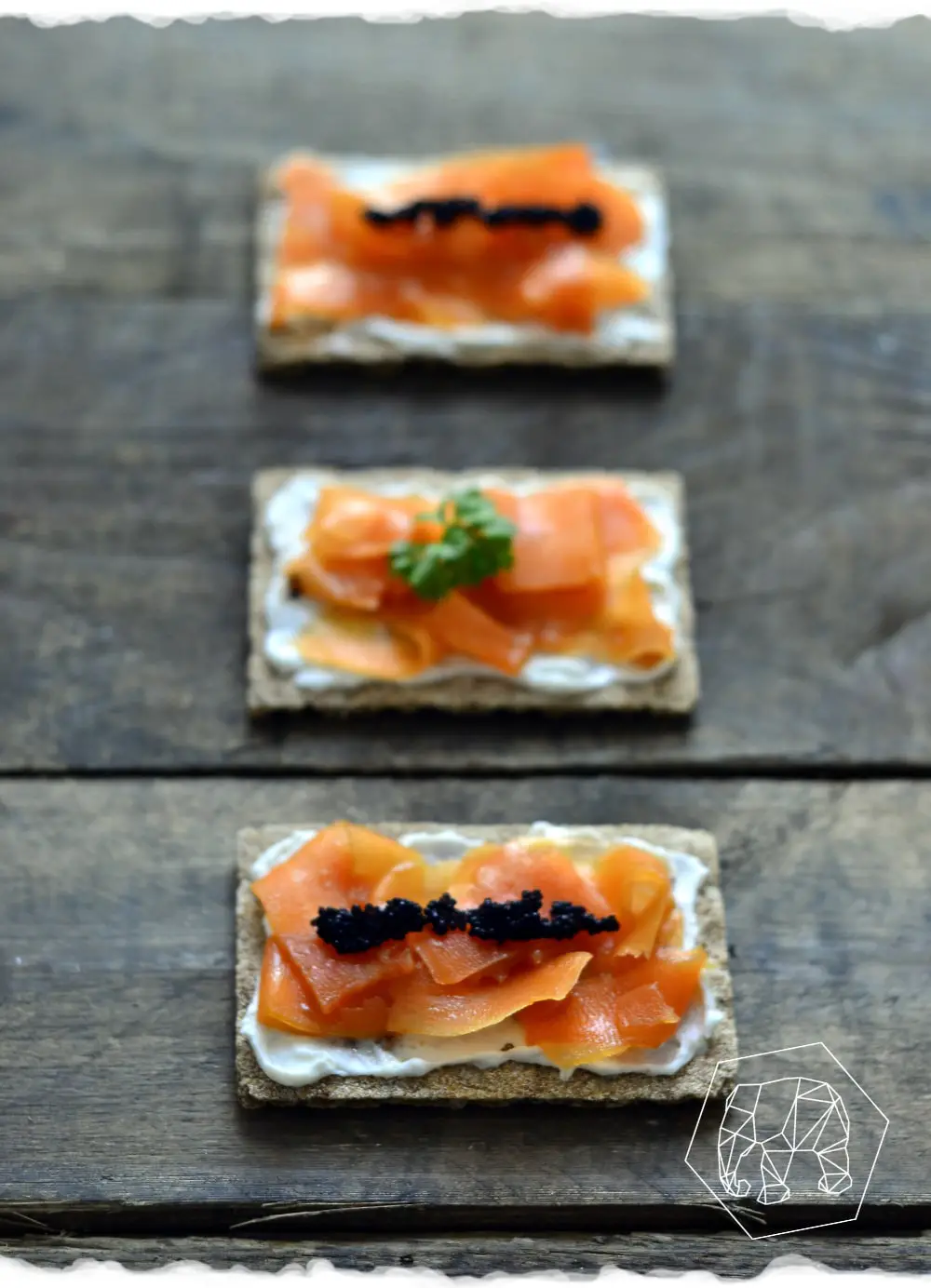 Möhrenlachs mit veganem Kaviar auf Knäckebrot
