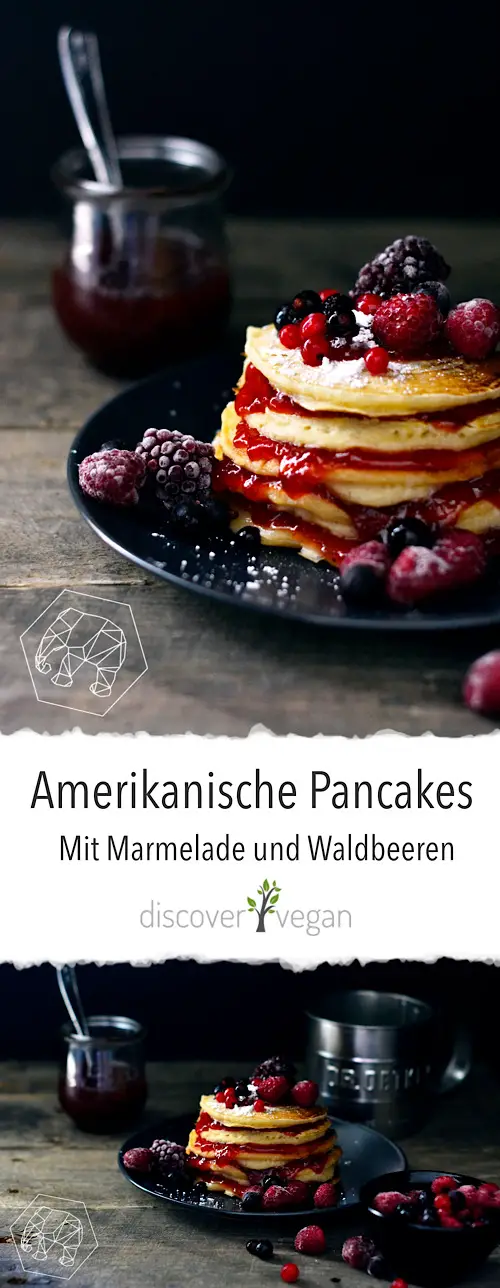 Vegane Amerikanische Pancakes mit Marmelade und Waldbeeren