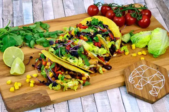 Mexikanische Tacos mit Gemüse und Salsa
