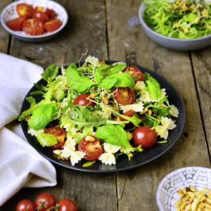 Nudelsalat mit Rucola und Pinienkernen