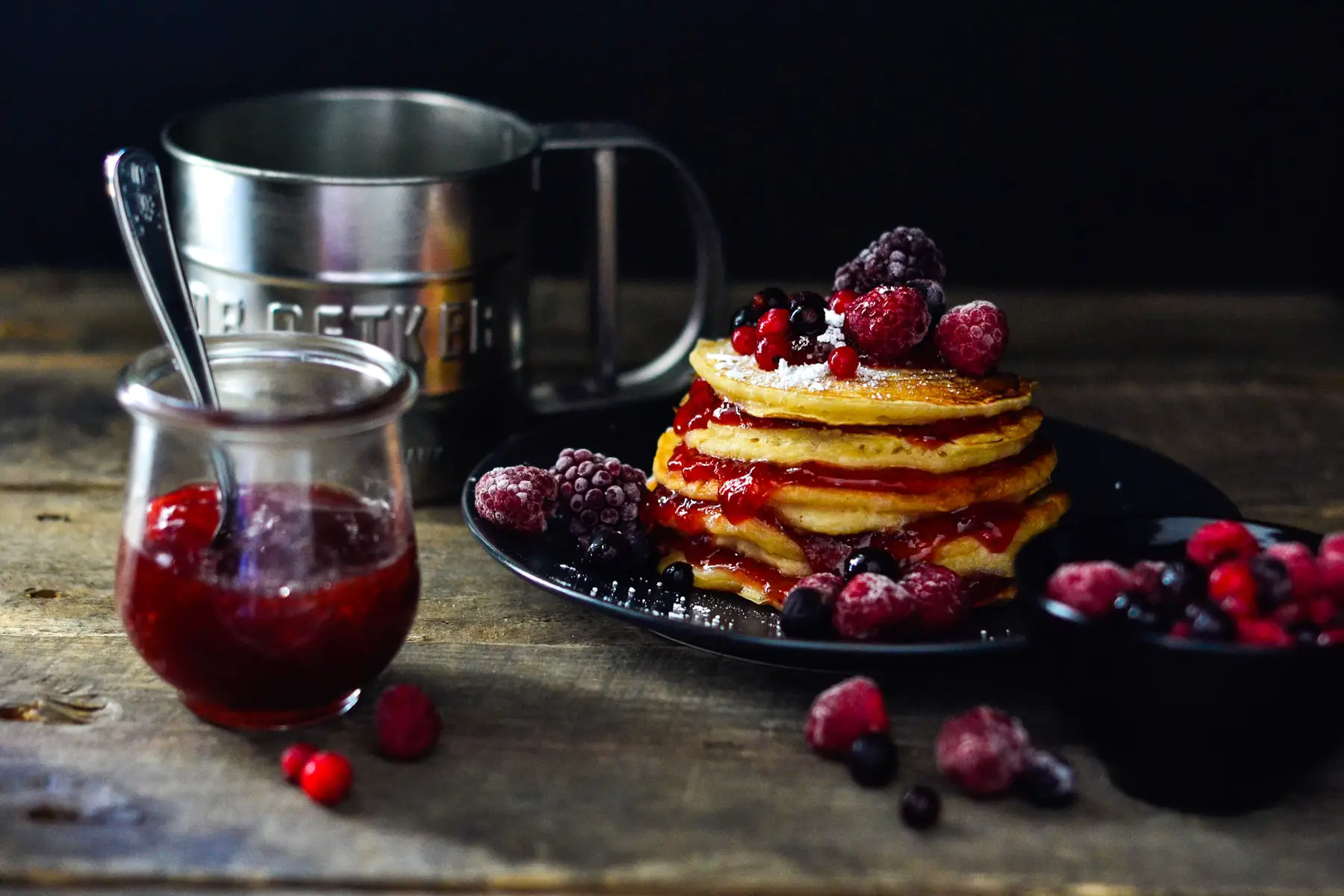 Amerikanische Pancakes mit Marmelade und Waldbeeren-min
