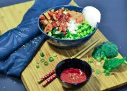 Koreanisches Bibimbab mit Reis und Tofu