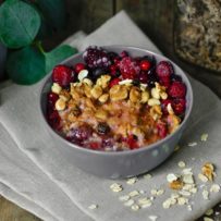 Porridge mit Nüssen und Beeren-min