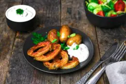 Vegane Calamari mit Knoblauchsauce und Kartoffeln