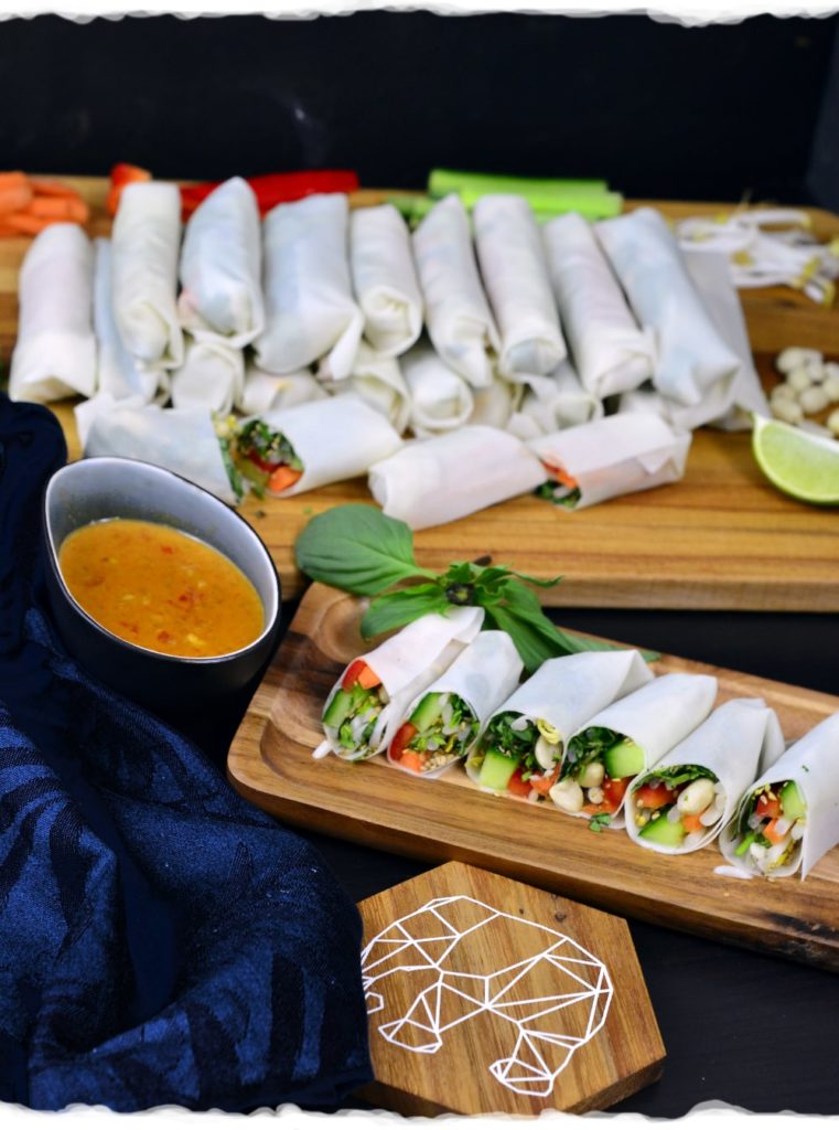 Thai fresh spring rolls with peanut sauce