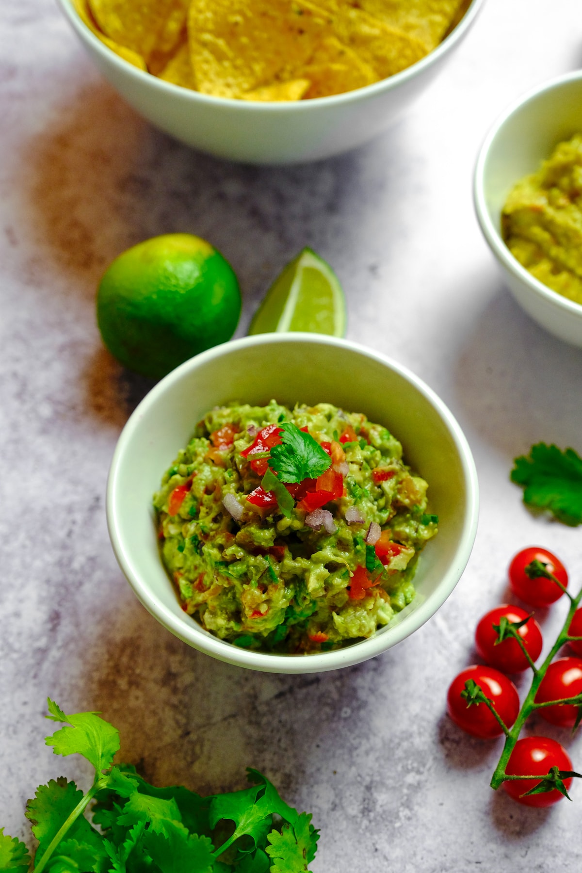 Mexikanische Guacamole mit Tomaten Zwiebeln und Koriander