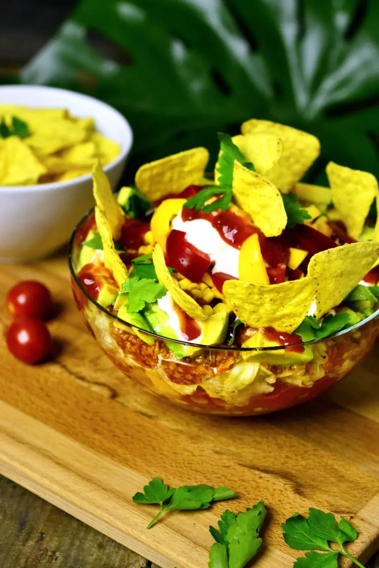 Mexikanischer Schichtsalat - Der perfekte Partysalat - Discover Vegan